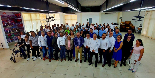 Entrega credenciales a estudiantes inscritos en el Profesional  Superior Universitario.